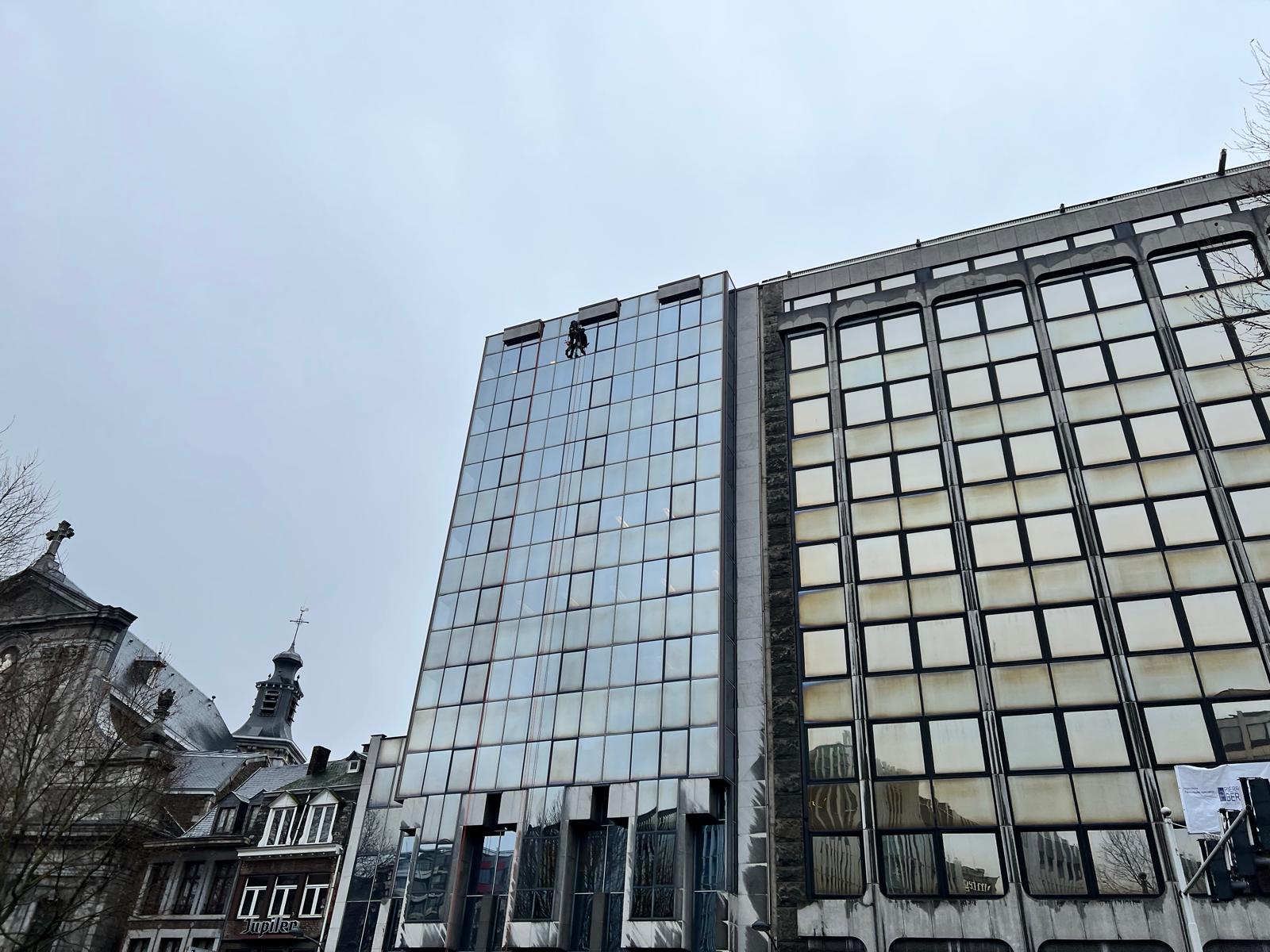 Cordiste travaillant sur une façade