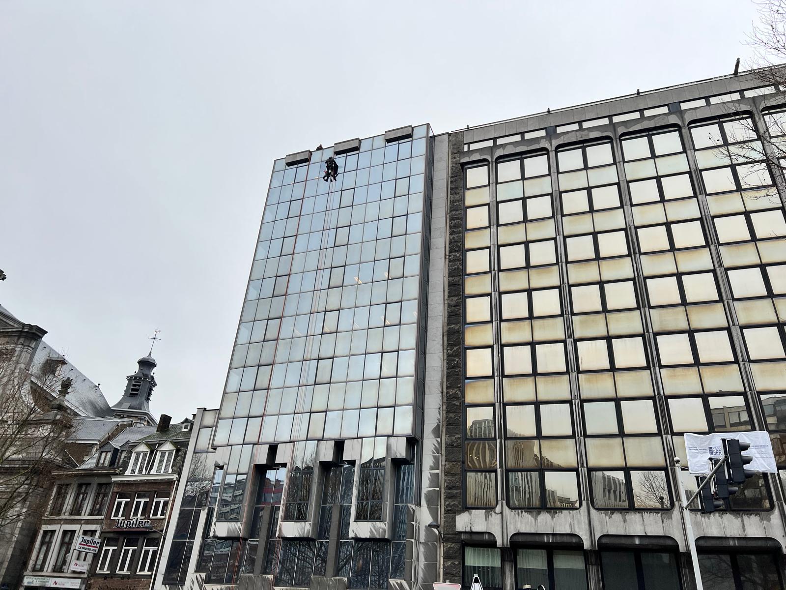 Cordistes Potvin sur une façade vitrée